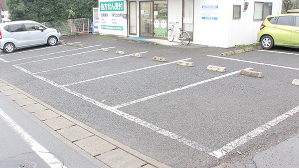 セイムス藤橋2丁目薬局の駐車場