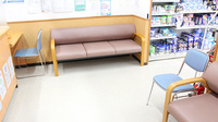 ドラッグセイムス　太田窪薬局の待合スペース