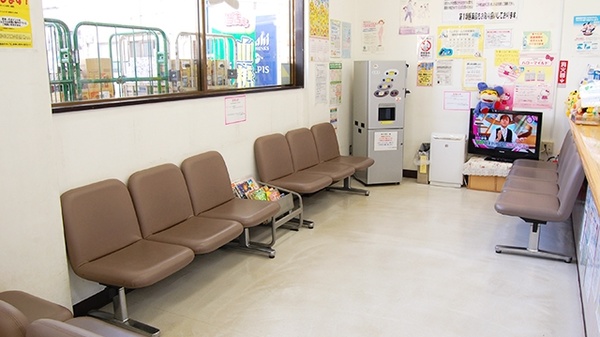 ドラッグセイムス　岩槻薬局の待合スペース