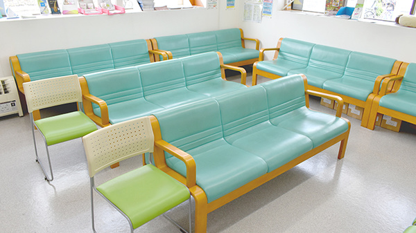 ドラッグセイムス　堀の内薬局の待合スペース