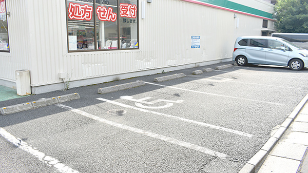 ドラッグセイムス　堀の内薬局の駐車場