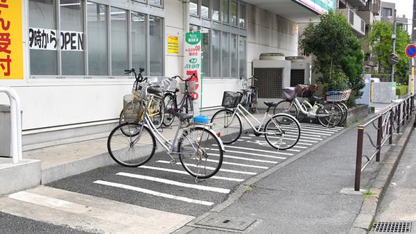 ドラッグセイムス南加瀬薬局の駐輪場