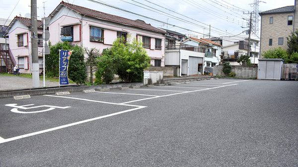 ドラッグセイムス南加瀬薬局の駐車場