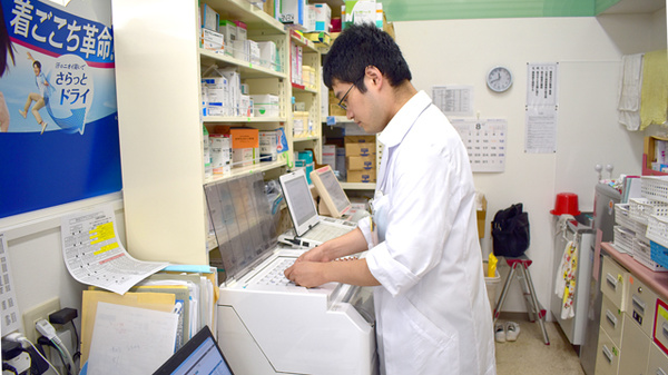 ドラッグセイムス南加瀬薬局の作業風景