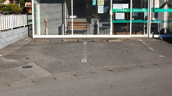 セイムス上三川薬局の駐車場
