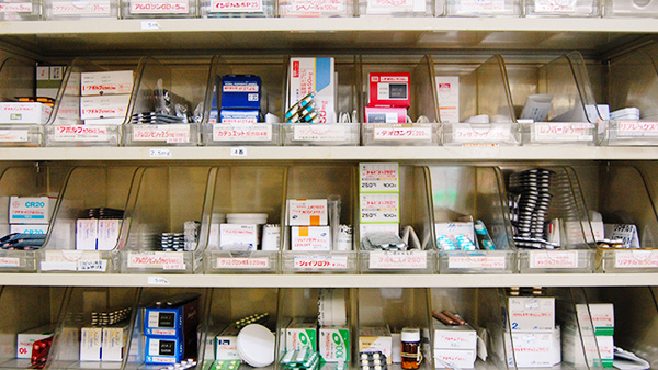 セイムス上三川薬局の薬棚