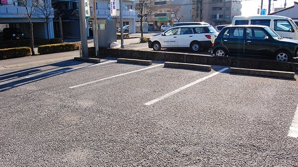 セイムス下栗薬局の駐車場