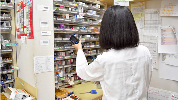 セイムス岸町4丁目薬局の作業風景