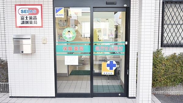 どれみ薬局の入口