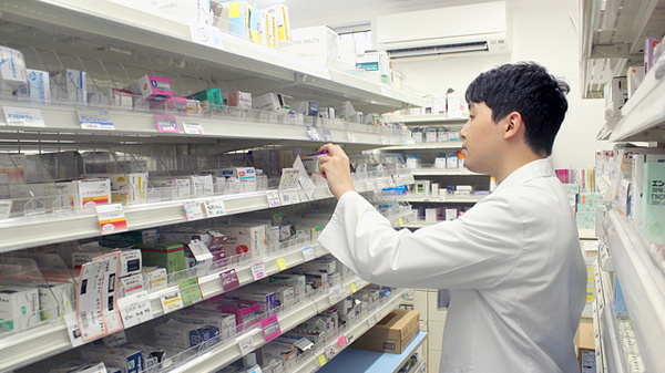 セイムス谷原薬局の作業風景