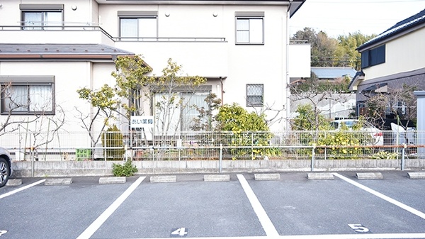 セイムス鶴川台薬局の駐車場