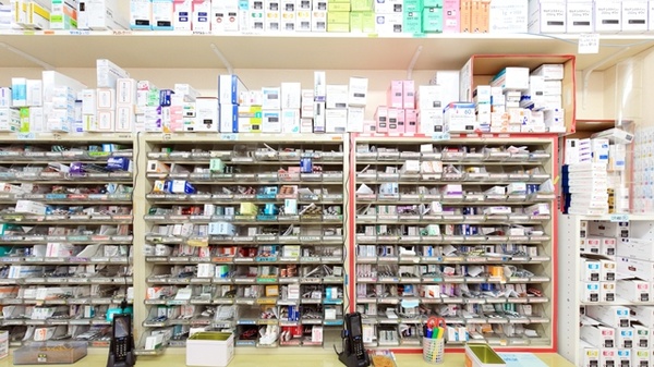 セイムス南橋本駅前薬局の薬棚