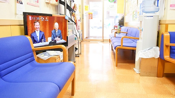 セイムス高砂薬局の待合スペース