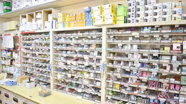 セイムス高砂薬局の薬棚