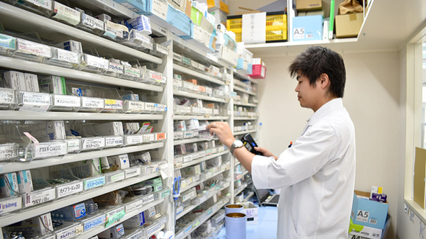 セイムス戸越平塚薬局の作業風景