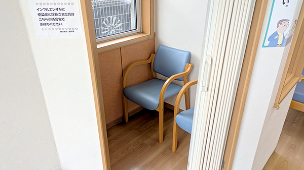 セイムス鶴川台2号薬局の感染予防待合スペース