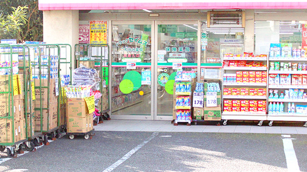 ドラッグセイムス　二和向台薬局の入口