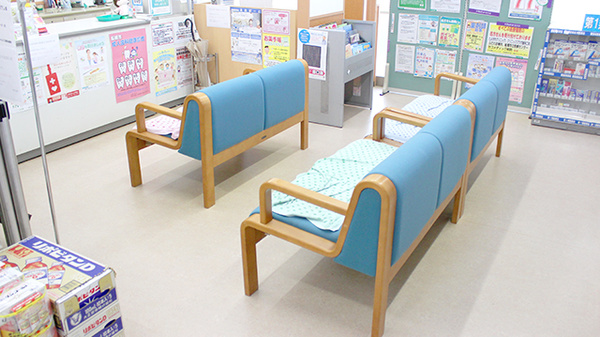 ドラッグセイムス　二和向台薬局の待合スペース