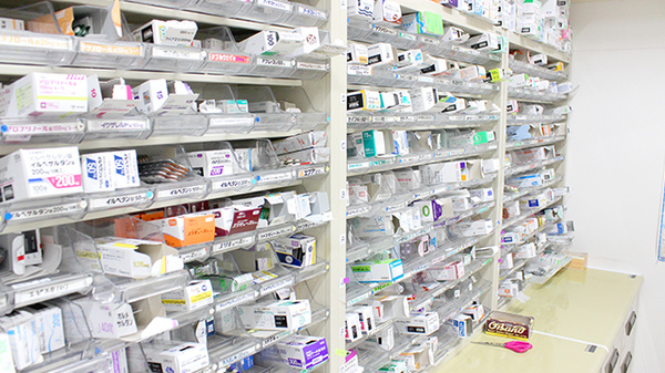 ドラッグセイムス　二和向台薬局の薬棚