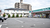 ドラッグセイムス　草加氷川町薬局の駐車場