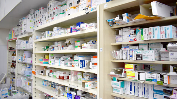 ドラッグセイムス　稲城平尾薬局の薬棚