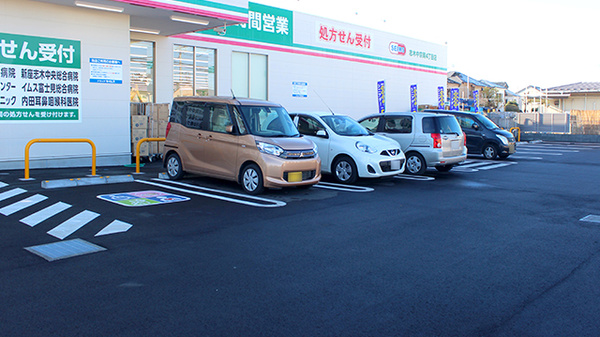 ドラッグセイムス　志木中宗岡4丁目薬局の駐車場