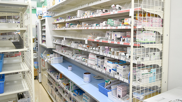 ドラッグセイムス見沼新堤薬局の薬棚