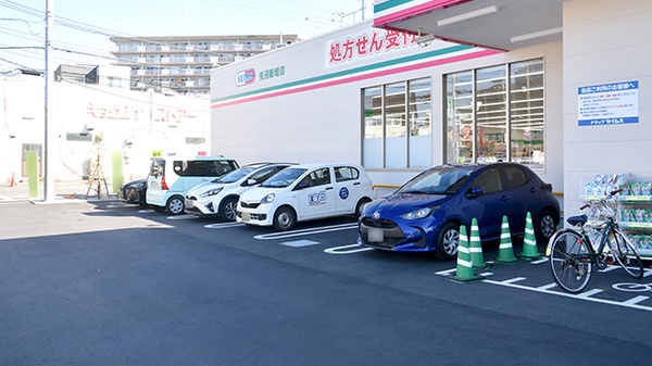 ドラッグセイムス見沼新堤薬局の駐車場