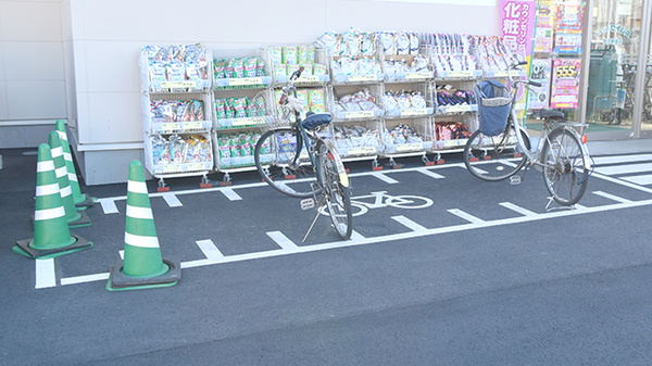 ドラッグセイムス見沼新堤薬局の駐輪場