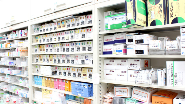 コクミンドラッグ田無店の薬棚