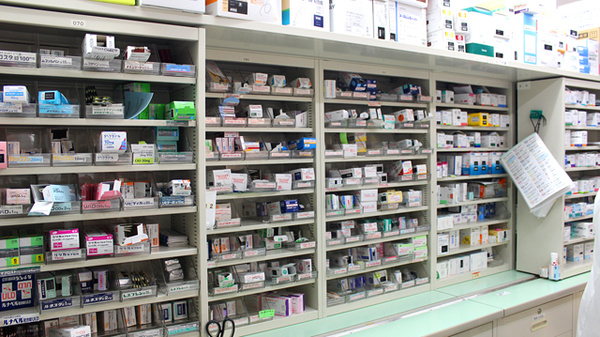KoKuMiNアトレ新浦安店の薬棚