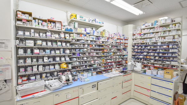 コクミン薬局ポートタウンモール店の薬棚