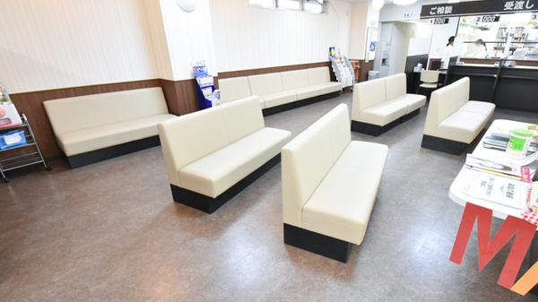 コクミン薬局高槻店の待合スペース
