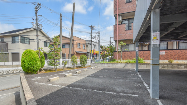 コクミン薬局高槻店の駐車場