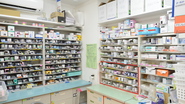 コクミン薬局宝塚第一病院前店の薬棚
