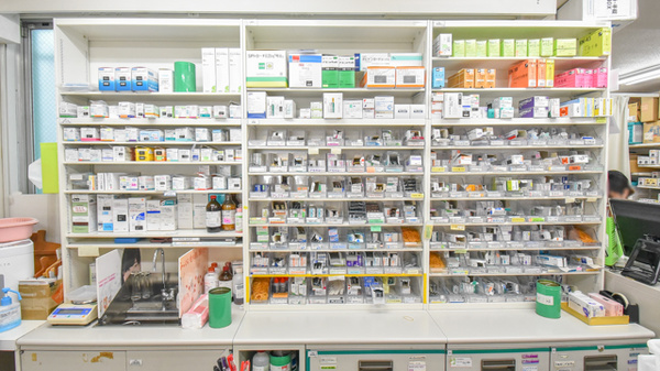 コクミン薬局西新店の薬棚