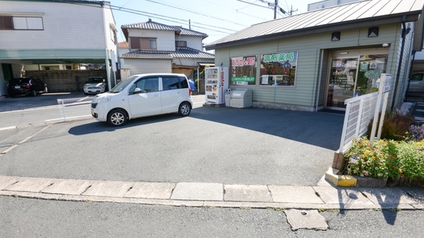 どんぐり薬局の駐車場