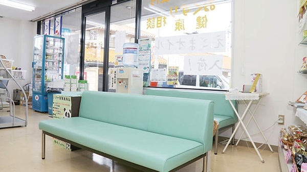 辻上薬局　岡田店の待合スペース