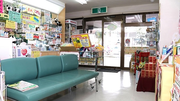 辻上薬局　高松店の待合スペース
