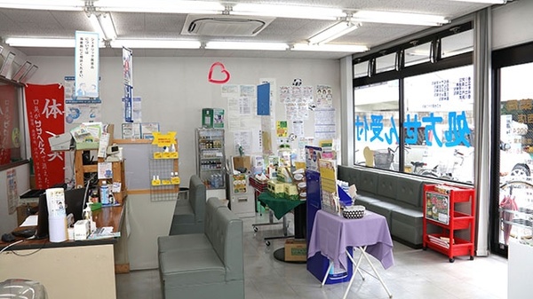 辻上薬局　城西店の待合スペース