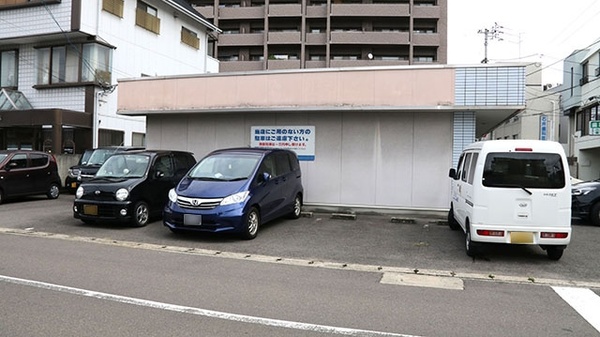 辻上薬局　城西店の駐車場