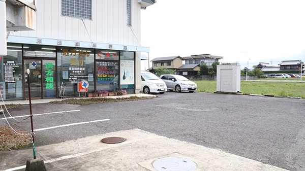 辻上薬局　原田店の駐車場