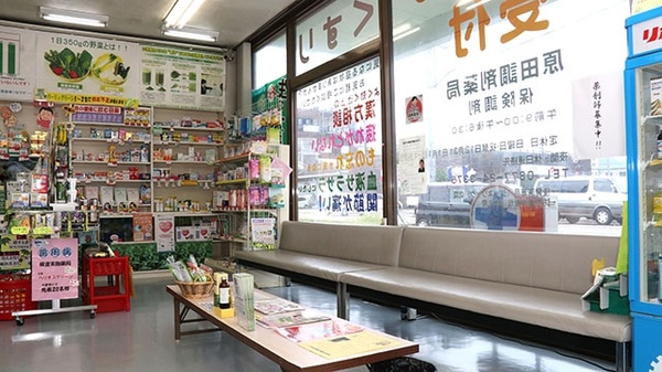 辻上薬局　原田店の待合スペース