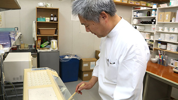 辻上薬局　原田店の作業風景