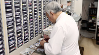 有限会社　辻上薬局　今里店の作業風景