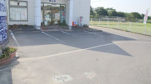 辻上薬局　綾上店の駐車場