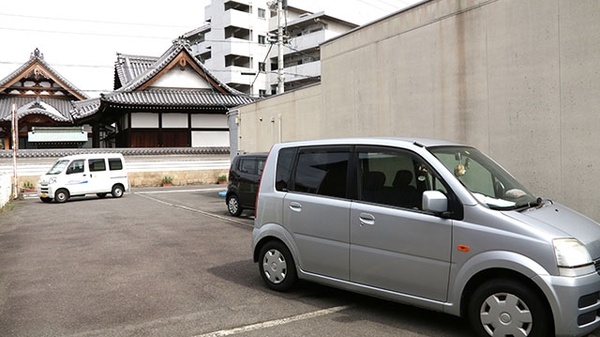 辻上薬局　御供所店の駐車場