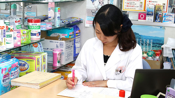 辻上薬局　御供所店の作業風景