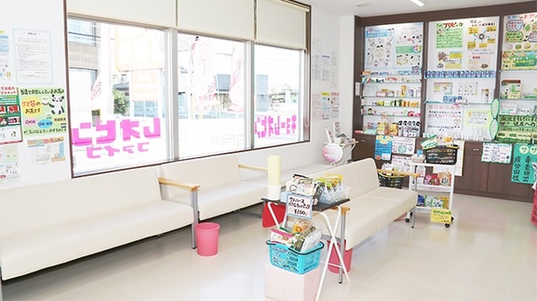 辻上薬局　郡家店の待合スペース