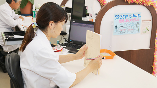 辻上薬局　郡家店の作業風景